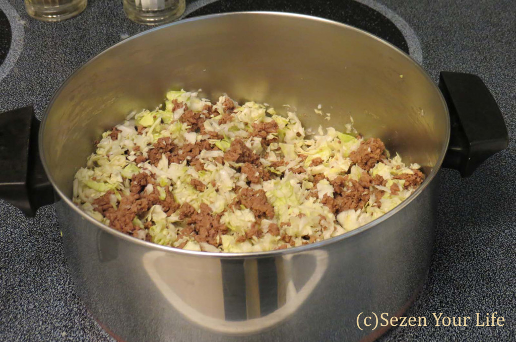 Cooking cabbage burger mix in pot